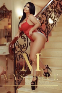 brunette escort Raysa