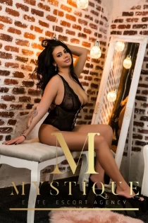 brunette escort Lorena