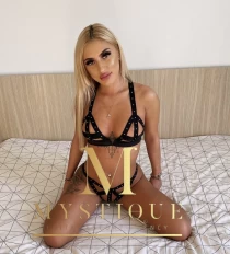 blonde escort Mia